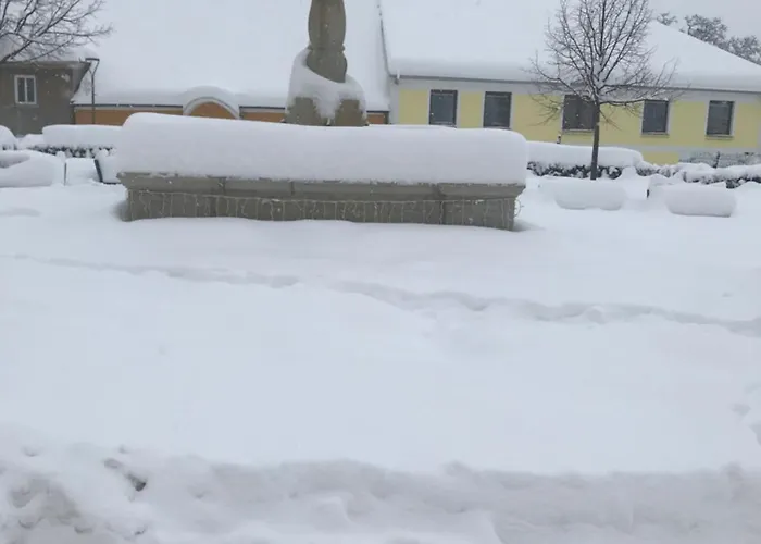 Pod Strazi Lhenice
